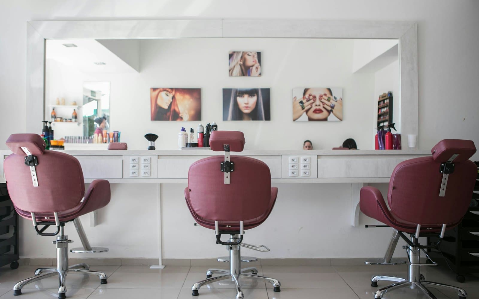 Salon de înfrumusețare cu scaune de coafor